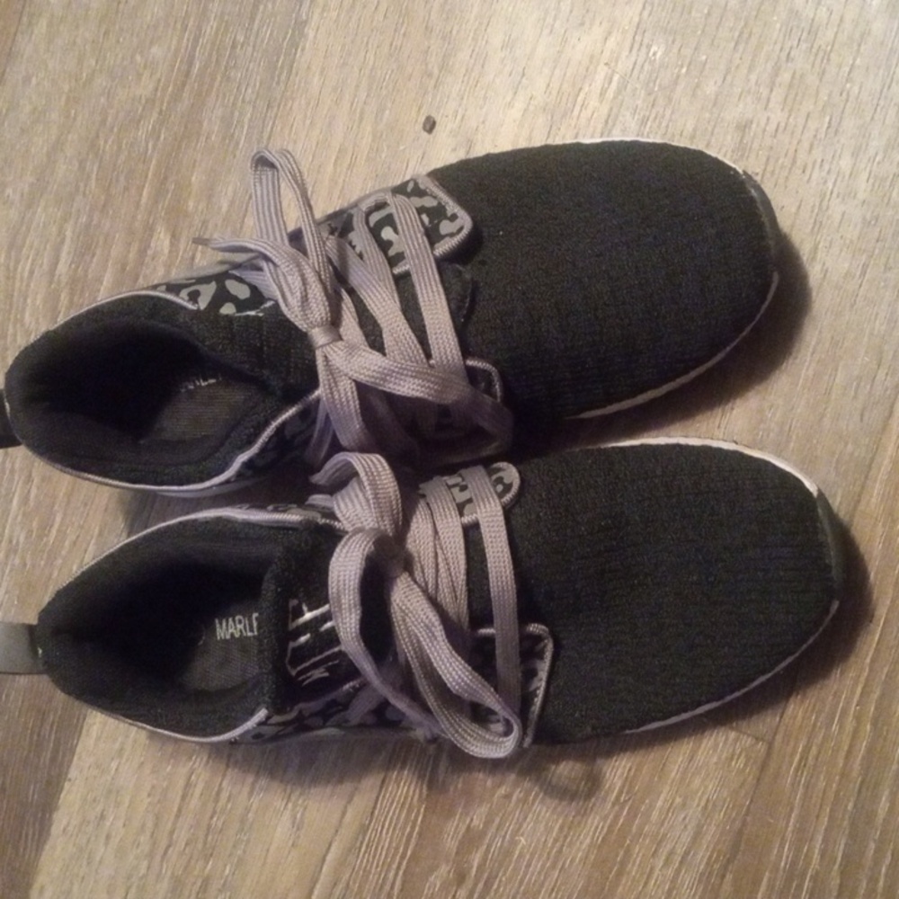 Tennis shoes
